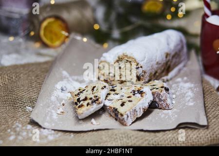 Stollen di Natale, Christstollen - pane classico di lievito di Natale. Tradizioni di Natale cibo. Sfondo rustico festivo. Spazio di copia. Higge a casa, bokeh Foto Stock