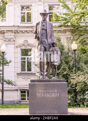 Fridtjof Nansen scultura monumento, B Levshinsky per, Mosca, Russia. Nansen è stato il polimato norvegese e premio Nobel per la pace. Foto Stock
