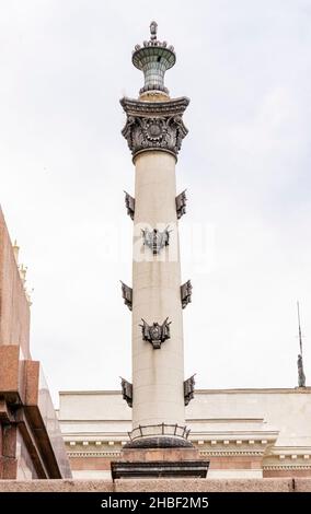 Colonna neoclassicista con simboli comunisti sovietici architettura stalinista, progettata in stile neoclassicista impero, 1949-1953, Russia Foto Stock