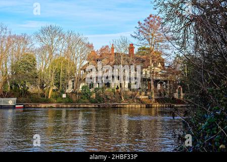 Il crumbling palazzo sul D'Oyly carte eyot o isola sul Tamigi a Weybridge Surrey Inghilterra Regno Unito Foto Stock