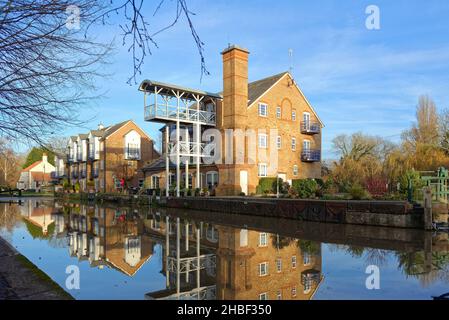 Un tranquillo backwater del canale di navigazione River Wey a Weybridge su un giorno d'inverno soleggiato Surrey Inghilterra UK Foto Stock