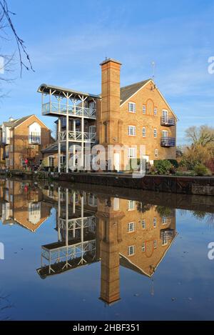 Un tranquillo backwater del canale di navigazione River Wey a Weybridge su un giorno d'inverno soleggiato Surrey Inghilterra UK Foto Stock