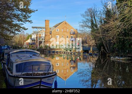 Un tranquillo backwater del canale di navigazione River Wey a Weybridge su un giorno d'inverno soleggiato Surrey Inghilterra UK Foto Stock