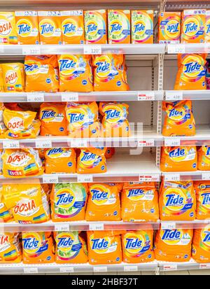 Tide detersivo sapone lavante confezioni e scatole in polvere venduti in esposizione al supermercato Auchan, Mosca, Russia Foto Stock