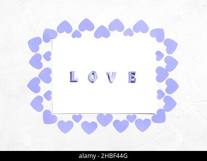 Biglietto d'auguri per San Valentino con cuori violetti e l'iscrizione amore. Colore dell'anno 2022 molto Peri. Giorno di San Valentino, concetto di giorno delle madri. Foto Stock