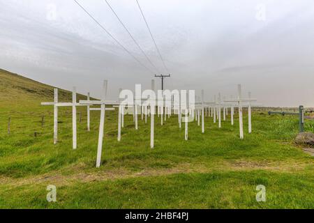 Le croci di KogunarhollPer l'idea di erigere le croci è di ricordare le vittime del traffico e ricordare ai viaggiatori i pericoli di Sudurlandsveg Foto Stock