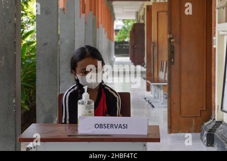 Denpasar, Indonesia. 15th Dic 2021. Uno studente ha visto aspettare in una sala d'osservazione dopo la vaccinazione. La Scuola elementare 33 di Dangin Puri, Denpasar, Bali, ha iniziato la vaccinazione Covid-19 per studenti di 6-11 anni come Indonesia continuano ad aumentare il numero di vaccinazioni cittadini al fine di prevenire il coronavirus Covid-19 da ulteriore diffusione. (Foto di Dicky Bisinglasi/SOPA Images/Sipa USA) Credit: Sipa USA/Alamy Live News Foto Stock