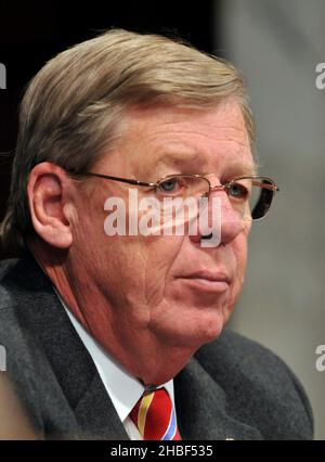 Washington, DC - Gennaio 15, 2009 -- il senatore degli Stati Uniti Johnny Isakson (repubblicano della Georgia) ascolta come la Dr. Susan Rice testimonia davanti al Comitato per le Relazioni esterne del Senato degli Stati Uniti l'audizione di conferma sulla sua nomina come Ambasciatore delle Nazioni Unite a Washington, DC giovedì 15 gennaio 2009.Credit: Ron Sachs/CNP. Foto Stock