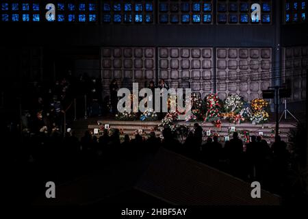 Berlino, Germania. 19th Dic 2021. I fiori e le candele lasciarono al monumento commemorativo delle vittime dell'attentato terroristico, avvenuto nel 2016. (Foto di Ralph Pache/PRESSCOV/Sipa USA) Credit: Sipa USA/Alamy Live News Foto Stock