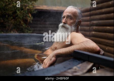 Uomo anziano barbuto in ritratto IVA esterna Foto Stock