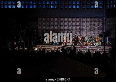 Berlino, Germania. 19th Dic 2021. I fiori e le candele lasciarono al monumento commemorativo delle vittime dell'attentato terroristico, avvenuto nel 2016. (Credit Image: © Ralph Pache/PRESSCOV via ZUMA Press Wire) Credit: ZUMA Press, Inc./Alamy Live News Foto Stock