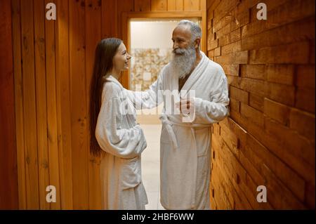 Uomo e donna che parlano nella sauna termale Foto Stock