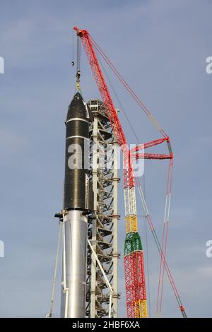6 agosto 2021 - Boca Chica, Starbase, Texas USA: SpaceX Starship 20 full stack in cima al Booster 4 a Boca Chica, Starbase, Texas USA, il 6 agosto 2021. Starship è la nave missilistica progettata per riportare gli esseri umani sulla luna e su Marte, dove Elon Musk pianifica di rendere gli esseri umani una specie multi-planetaria. Foto Stock