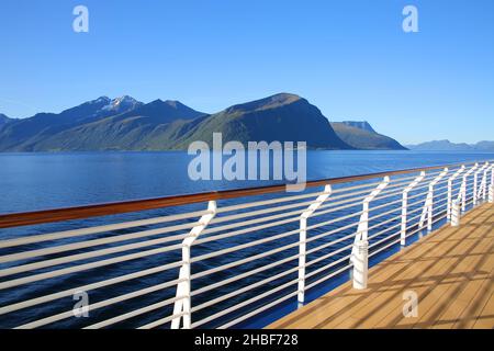 Naviga verso il fiordo di Geiranger in una splendida giornata con vista sulle montagne norvegesi dal ponte sul lungomare aperto della nave, la Norvegia. Foto Stock