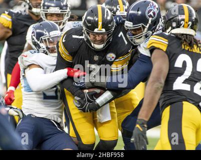 Pittsbugh, Stati Uniti. 19th Dic 2021. Tennessee Titans Sacks Pittsburgh Steelers quartterback ben Roethlisberger (7) per una perdita di un cantiere nel quarto trimestre della vittoria Steelers 19-16 a Heinz Field domenica 19 dicembre 2021. Foto di Archie Carpenter/UPI Credit: UPI/Alamy Live News Foto Stock