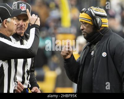 Pittsbugh, Stati Uniti. 19th Dic 2021. Mike Tomlin, allenatore capo di Pittsburgh Steelers, ascolta i funzionari durante il quarto trimestre della vittoria di Steelers 19-16 contro i Tennessee Titans a Heinz Field domenica 19 dicembre 2021. Foto di Archie Carpenter/UPI Credit: UPI/Alamy Live News Foto Stock