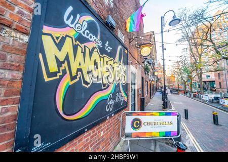 Cartello su un edificio in Canal Street, Manchester, che accoglie la gente al 'villaggio gay', situato vicino all'incrocio di Chorlton Street Foto Stock