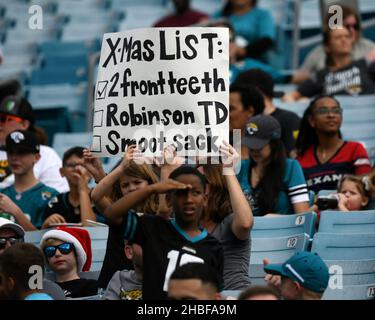 Jacksonville, Stati Uniti. 19th Dic 2021. I giovani tifosi Jaguar si sono registrati come i Texans gareggiano contro i Jaguar al TIAA Bank Field di Jacksonville, Florida, domenica 19 dicembre 2021. I texani hanno sconfitto le Jaguar dal 30 al 16. Foto di Joe Marino/UPI Credit: UPI/Alamy Live News Foto Stock
