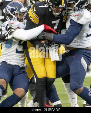 Pittsbugh, Stati Uniti. 19th Dic 2021. Tennessee Titans Sacks Pittsburgh Steelers quartterback ben Roethlisberger (7) per una perdita di un cantiere nel quarto trimestre della vittoria Steelers 19-16 a Heinz Field domenica 19 dicembre 2021. Foto di Archie Carpenter/UPI Credit: UPI/Alamy Live News Foto Stock