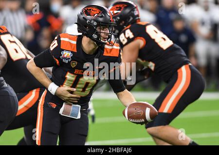 Inglewood, CA, Stati Uniti. 19th Dic 2021. 19 dicembre 2021; Inglewood, CA USA; Oregon state quarterback Chance Nolan (10) guarda a dare il via al calcio. Al Sofi Stadium .Mandatory Credit Zuma Press. (Credit Image: © Ardie Crenshaw/ZUMA Press Wire) Foto Stock