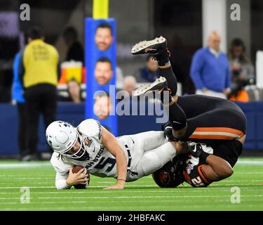 Inglewood, CA, Stati Uniti. 19th Dic 2021. 19 dicembre 2021; Inglewood, CA USA; Utah state quarterback Cooper legas (5) è saccheggiata dal lineman difensivo dell'Oregon state Keonte Schad (32) al Sofi Stadium. Mandatory Credit Zuma Press. (Credit Image: © Ardie Crenshaw/ZUMA Press Wire) Foto Stock