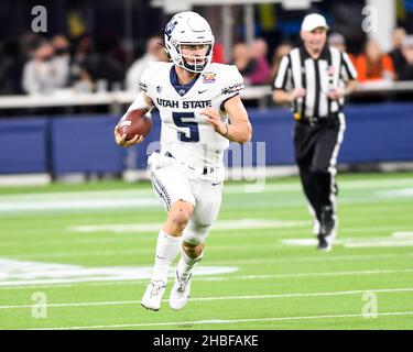 Inglewood, CA, Stati Uniti. 19th Dic 2021. 19 dicembre 2021; Inglewood, CA USA; Utah state quarterback Cooper legas (5) guadagna yard dopo il pescato durante LA Bowl al Sofi Stadium. Mandatory Credit Zuma Press. (Credit Image: © Ardie Crenshaw/ZUMA Press Wire) Foto Stock