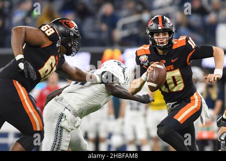 Inglewood, CA, Stati Uniti. 19th Dic 2021. 19 dicembre 2021; Inglewood, CA USA; Oregon state Quarterback Chance Nolan (10) si scaglia per sfuggire alla pressione durante LA Bowl al Sofi Stadium. Mandatory Credit Zuma Press. (Credit Image: © Ardie Crenshaw/ZUMA Press Wire) Foto Stock