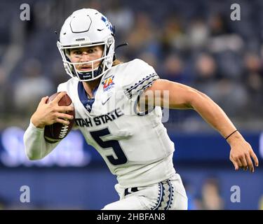 Inglewood, CA, Stati Uniti. 19th Dic 2021. 19 dicembre 2021; Inglewood, CA USA; Utah state quarterback Cooper legas (5) guadagna yard dopo il pescato durante LA Bowl al Sofi Stadium. Mandatory Credit Zuma Press. (Credit Image: © Ardie Crenshaw/ZUMA Press Wire) Foto Stock