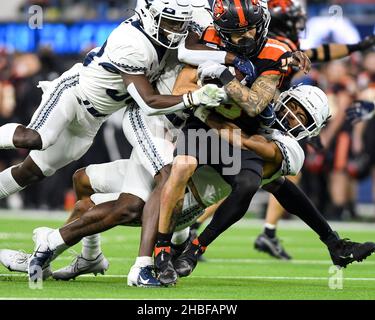 Inglewood, CA, Stati Uniti. 19th Dic 2021. 19 dicembre 2021; Inglewood, CA USA; una serie di giocatori dello Utah state si sfidano con la portaerei Oregon state al Sofi Stadium. Mandatory Credit Zuma Press. (Credit Image: © Ardie Crenshaw/ZUMA Press Wire) Foto Stock