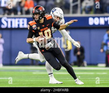 Inglewood, CA, Stati Uniti. 19th Dic 2021. 19 dicembre 2021; Inglewood, CA USA; Oregon state quarterback Chance Nolan (10) si sforzano di sfuggire alla pressione del difensore dello Utah state al Sofi Stadium. Mandatory Credit Zuma Press. (Credit Image: © Ardie Crenshaw/ZUMA Press Wire) Foto Stock