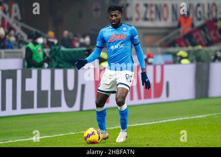 André Zambo Anguissa (SSC Napoli) durante il campionato italiano Serie a football match tra AC Milan e SSC Napoli il 19 dicembre 2021 allo stadio San Siro di Milano - Photo Morgese-Rossini/DPPI Foto Stock