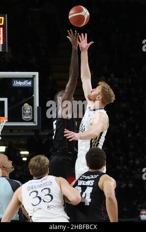 Bologna, Italia. 19th Dic 2021. Inizio della serie A1 del campionato italiano di basket LBA partita Segafredo Virtus Bologna Vs. Kigili Fortitudo Bologna al Segafredo Arena - Bologna, 19 dicembre 2021 Credit: Independent Photo Agency/Alamy Live News Foto Stock