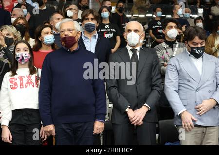 Bologna, Italia. 19th Dic 2021. Massimo Zanetti e Luca Baraldi durante la serie A1 del campionato italiano di basket LBA, partita Segafredo Virtus Bologna Vs. Kigili Fortitudo Bologna al Segafredo Arena - Bologna, 19 dicembre 2021 Credit: Independent Photo Agency/Alamy Live News Foto Stock