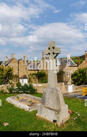 Memoriale celtico della guerra incrociata nel cortile della storica chiesa medievale di San Nicola di Abbotsbury, un villaggio di Dorset, nel SW Inghilterra, risalente al 14th secolo Foto Stock