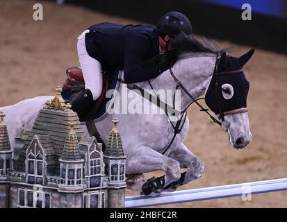 Royal Victoria Dock, Regno Unito. 19th Dic 2021. London International Horse Show. Excel Londra. Royal Victoria Dock. Guy Williams (GBR) in sella a MR BLUE SKY UK durante la Classe 16 - la Longines FEI Jumping World Cup. Credit: Sport in immagini/Alamy Live News Foto Stock