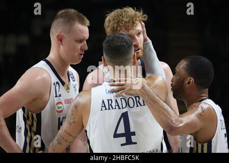 I giocatori di Fortitudo durante la serie A1 del campionato italiano di basket LBA si sfidano a Segafredo Virtus Bologna Vs. Kigili Fortitudo Bologna all'Arena Segafredo - Bologna, 19 dicembre 2021 Foto Stock