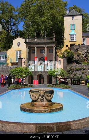 Villaggio turistico di Portmeirion a Gwynedd, Galles, progettato da Sir Clough Williams-Ellis nello stile di un villaggio italiano, sede della serie televisiva Prisoner Foto Stock