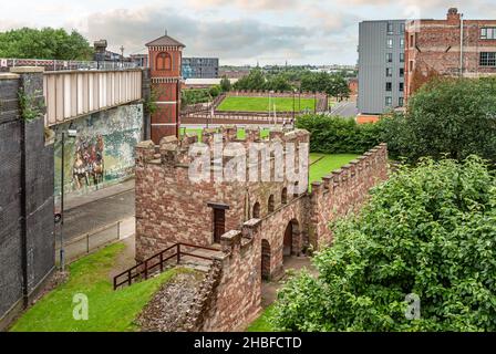 I resti del forte romano (Mamucium), protetto come un antico Monumento programmato nella zona di Castlefield di Manchester, Inghilterra Foto Stock