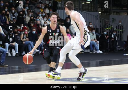 Bologna, Italia. 19th Dic 2021. Michele Ruzzier (Segafredo Virtus Bologna) durante la serie A1 del campionato italiano di basket LBA Segafredo Virtus Bologna Vs. Kigili Fortitudo Bologna al Segafredo Arena - Bologna, 19 dicembre 2021 Credit: Independent Photo Agency/Alamy Live News Foto Stock