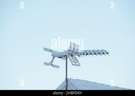 Coperte di neve antenna TV Foto Stock