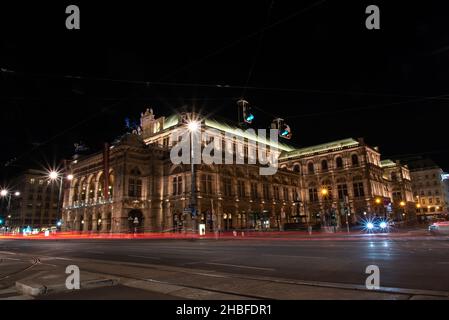 Il famoso Teatro dell'Opera di Vienna di notte, l'Austria Foto Stock