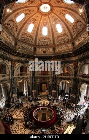 Caffè panoramico sotto la cupola del museo di storia naturale di Vienna, Austria Foto Stock