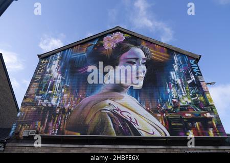 BELFAST, REGNO UNITO - 02 novembre 2021: Un graffito di una donna giapponese su una grande parete di un edificio, Belfast, Regno Unito Foto Stock