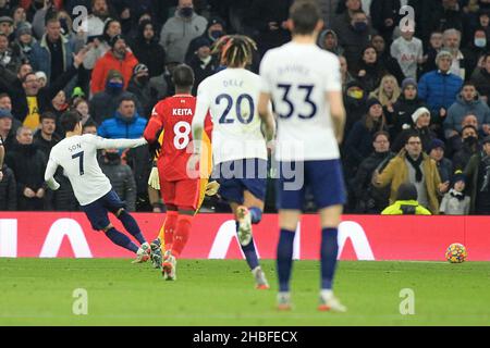 Londra, Regno Unito. 19th Dic 2021. Il figlio Heung-min di Tottenham Hotspur (7) segna il suo goal di squadra 2nd. Premier League Match, Tottenham Hotspur v Liverpool al Tottenham Hotspur Stadium di Londra domenica 19th dicembre 2021. Questa immagine può essere utilizzata solo a scopo editoriale. Solo per uso editoriale, licenza richiesta per uso commerciale. Nessun uso in scommesse, giochi o un singolo club/campionato/player pubblicazioni. pic di Steffan Bowen/Andrew Orchard sport fotografia/Alamy Live news credito: Andrew Orchard sport fotografia/Alamy Live News Foto Stock