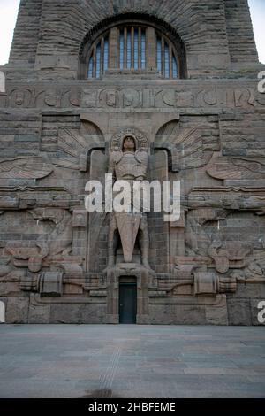 Un colpo verticale di un ingresso del Monumento alla Battaglia delle Nazioni a Lipsia in Germania Foto Stock