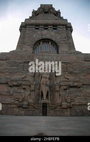 Un colpo verticale di un ingresso del Monumento alla Battaglia delle Nazioni i Lipsia Germania Foto Stock