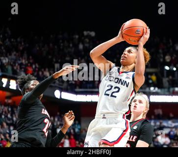 Unnasville, Connecticut, Stati Uniti. 19th Dic 2021. 19 dicembre 2021: Westbrook Nets Two but the Husky's Fall to Louisville 69-64 in the Ladies BHOF Showcase at the Mohegan Sun Arena in Uncasville, Connecticut. DaN HearyEclipse SportswireCSM/Alamy Live News Foto Stock