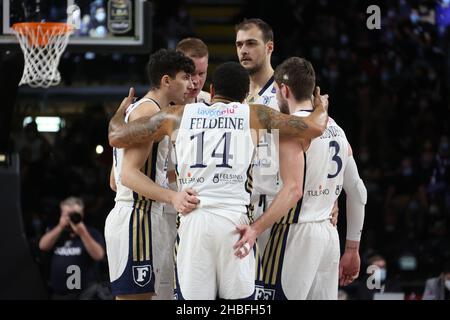 Bologna, Italia. 19th Dic 2021. Fortitudo gioca durante la serie A1 del campionato italiano di basket LBA Segafredo Virtus Bologna Vs. Kigili Fortitudo Bologna al Segafredo Arena - Bologna, 19 dicembre 2021 Credit: Live Media Publishing Group/Alamy Live News Foto Stock