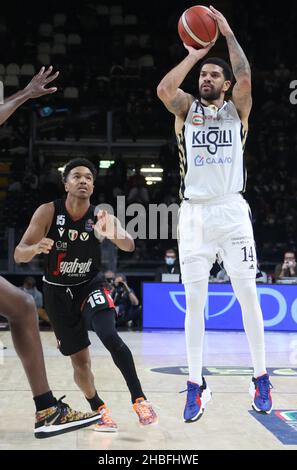 Bologna, Italia. 19th Dic 2021. James Feldeine (Fortitudo Kigili Bologna) durante la serie A1 del campionato italiano di basket LBA Segafredo Virtus Bologna Vs. Kigili Fortitudo Bologna al Segafredo Arena - Bologna, 19 dicembre 2021 Credit: Independent Photo Agency/Alamy Live News Foto Stock