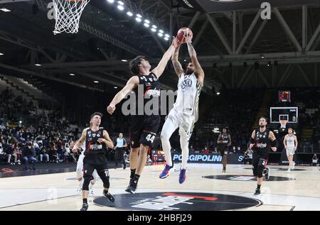 Bologna, Italia. 19th Dic 2021. James Feldeine (Fortitudo Kigili Bologna) durante la serie A1 del campionato italiano di basket LBA Segafredo Virtus Bologna Vs. Kigili Fortitudo Bologna al Segafredo Arena - Bologna, 19 dicembre 2021 Credit: Independent Photo Agency/Alamy Live News Foto Stock